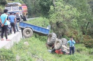 मध्यरातमा हराएको ट्याक्टर दुर्घटनाग्रस्त
