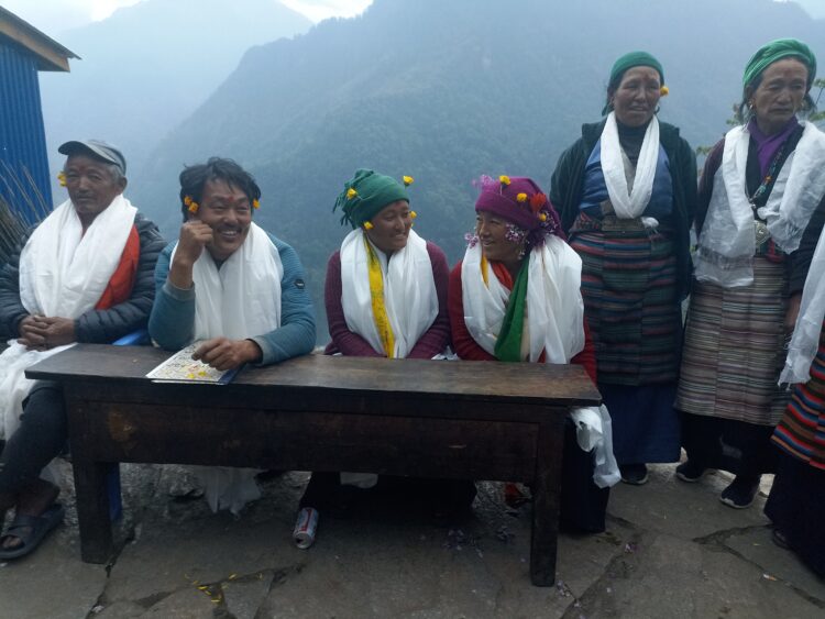 तीन दिनको बैठकपछि आमा समुहको दवाबमा सामुदायिक वनले नयाँ कार्यसमिति पाए,१ लाख ८० हजारको पुर्जी नकाट्नुको भेद खुल्यो (भिडियो सहित )