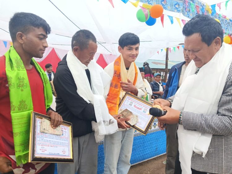 अरुणोदय माबिको ३७ औ वर्षिक उत्सव सम्पन्न विभिन्न दाताबाट छात्रवृत्ति प्रदान, छितेन – भुटिक पोङ्स्युवा छात्रवृत्ति आशिष नुप्पा र सरोज बिकलाई